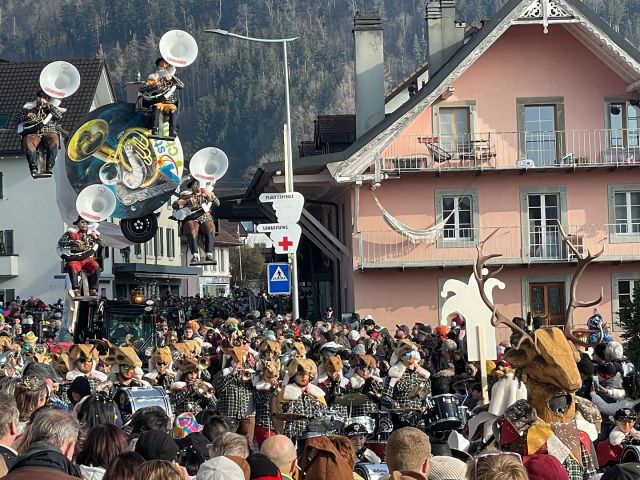 Incroyable week-end à domicile aux @carnavalbroc 🤩
Merci au @lboxonguggenmusik pour nos magnifiques scènes communes!❤️

Merci de nous avoir écouté et rendez-vous le week-end prochain au @brandonspayerne 🍻 #carnaval #guggen #lapacotiere #guggenmusik #brandonpayerne #broc